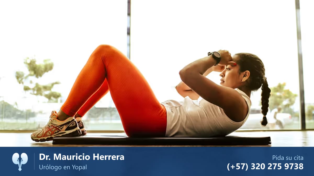 Mujer haciendo ejercicios de Kegel en casa sobre una colchoneta. Dr. Mauricio Herrera, urólogo en Yopal