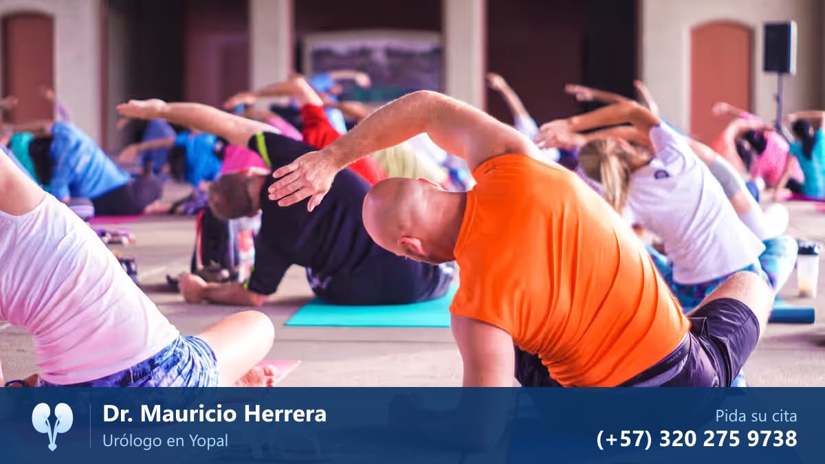 Hombres y mujeres haciendo ejercicios de suelo pélvico sobre colchonetas. Dr. Mauricio Herrera, urólogo en Yopal