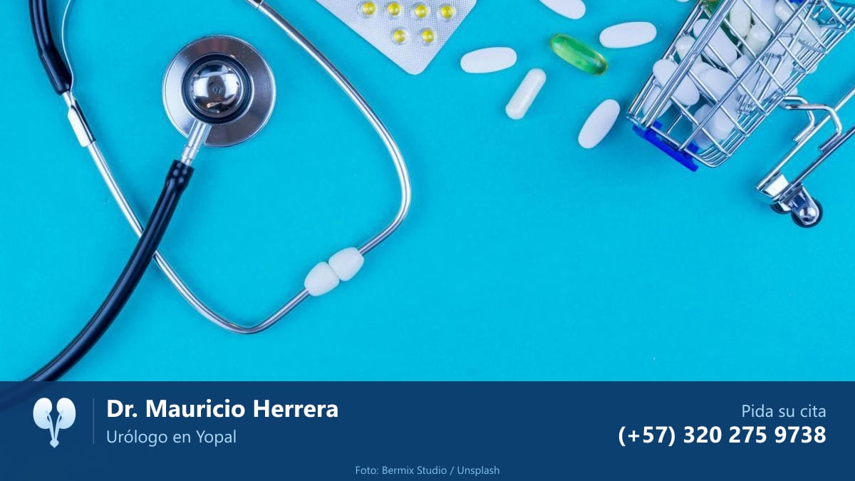 Fonendoscopio y pastillas sobre un fondo azul. Dr. Mauricio Herrera, urólogo en Yopal