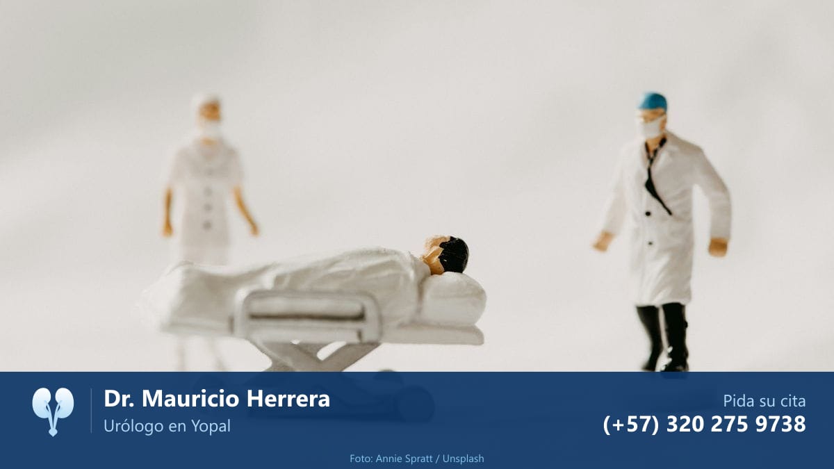 Figuras en miniatura de un paciente en una camilla, una enfermera y un médico. Dr. Mauricio Herrera, urólogo en Yopal