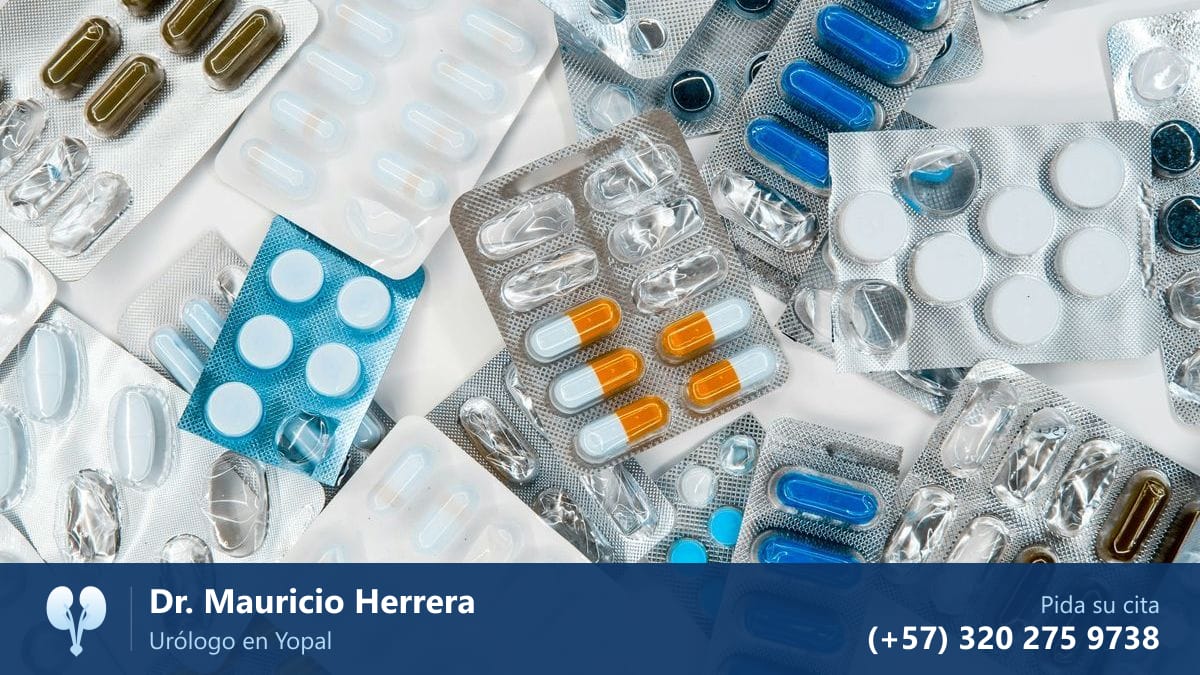 Blísteres de pastillas y cápsulas, efectos secundarios de la tamsulosina. Dr. Mauricio Herrera, urólogo en Yopal