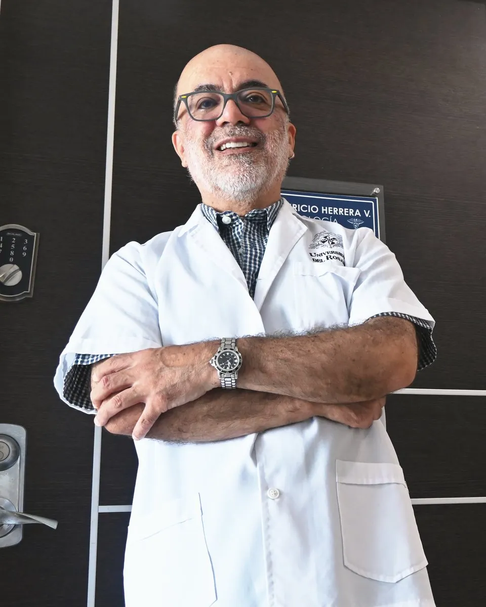 El Dr. Mauricio Herrera en la puerta de su consultorio en Yopal