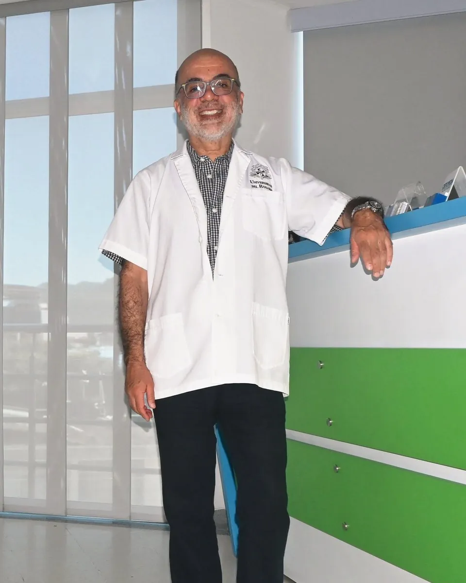 El Dr. Mauricio Herrera en la recepción de su consultorio en Yopal
