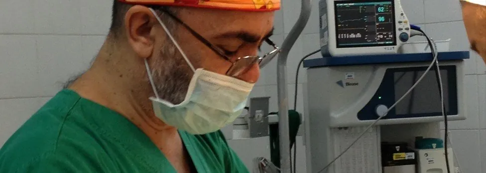 El Dr. Mauricio Herrera operando en el quirófano