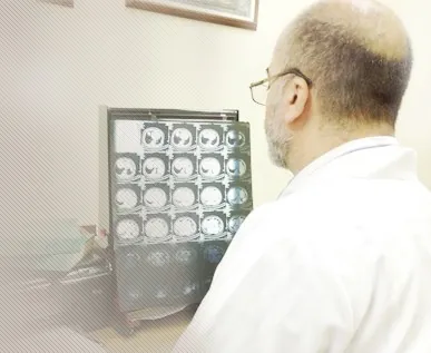 El Dr. Mauricio Herrera revisando radiografías