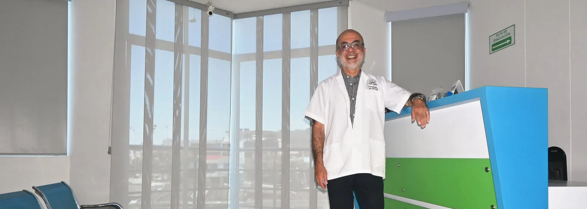 El Dr. Mauricio Herrera en la recepción de su consultorio en Yopal