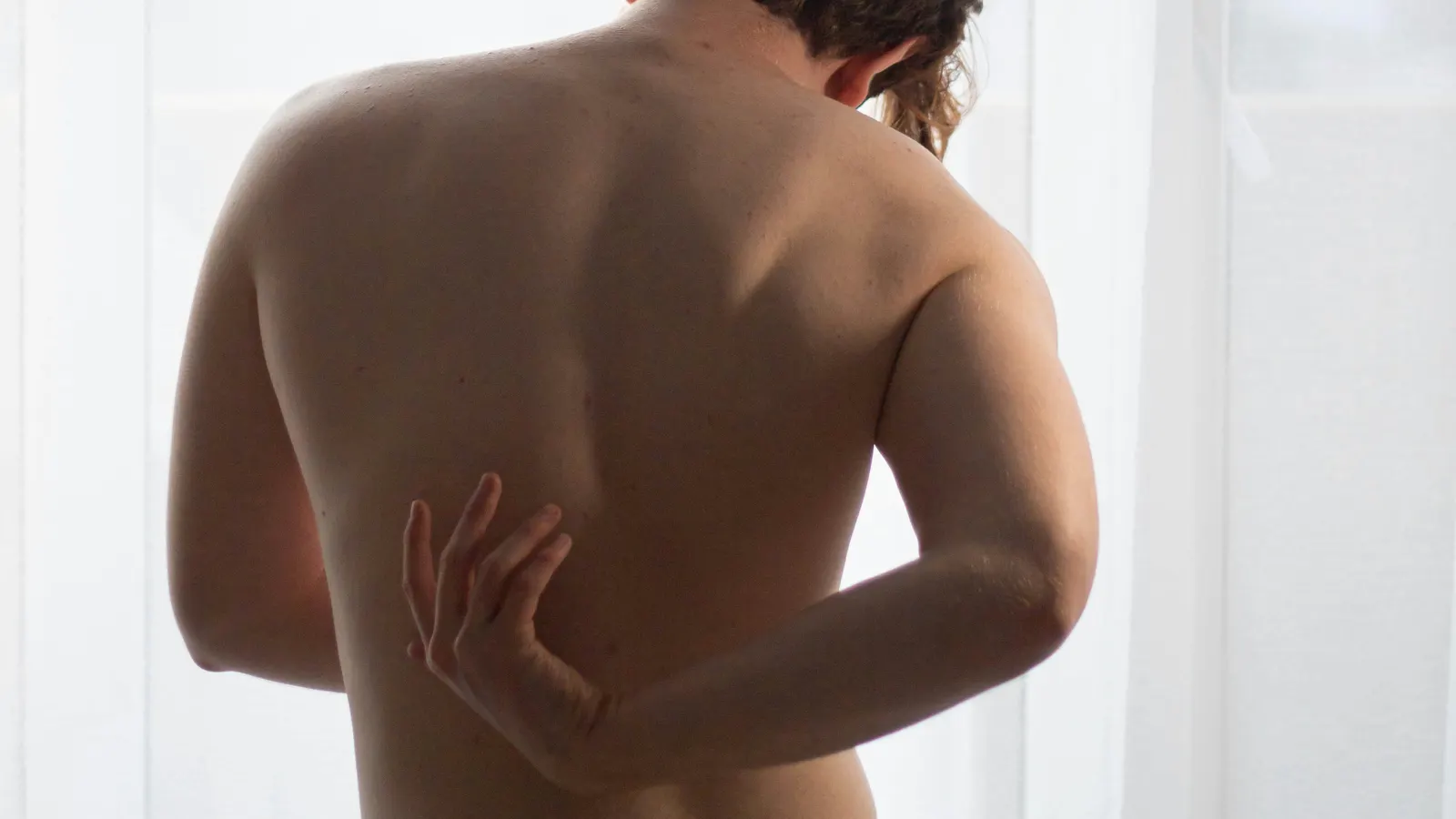 Hombre con cólico renal por cálculos urinarios