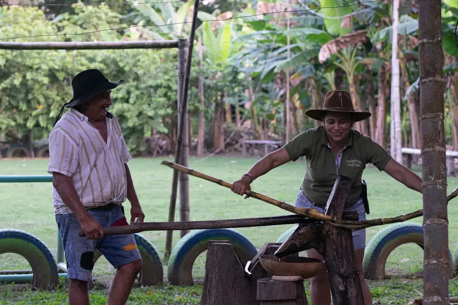 Un hombre y una mujer llaneros con sombrero, trabajando en el campo en Casanare